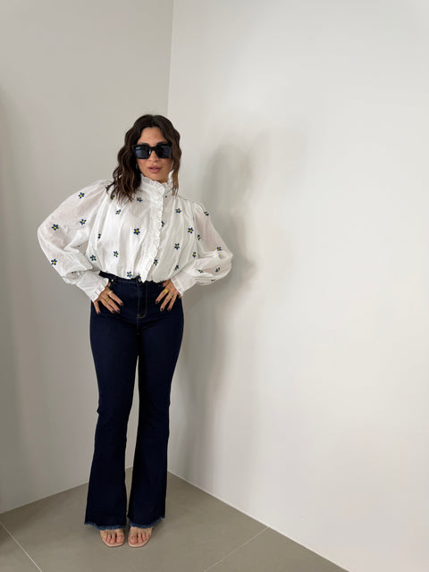 CAMICIA CROP CON FIORI RICAMATI