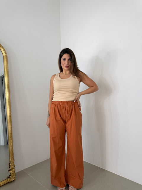 PANTALONE CON PIEGA COCCIO