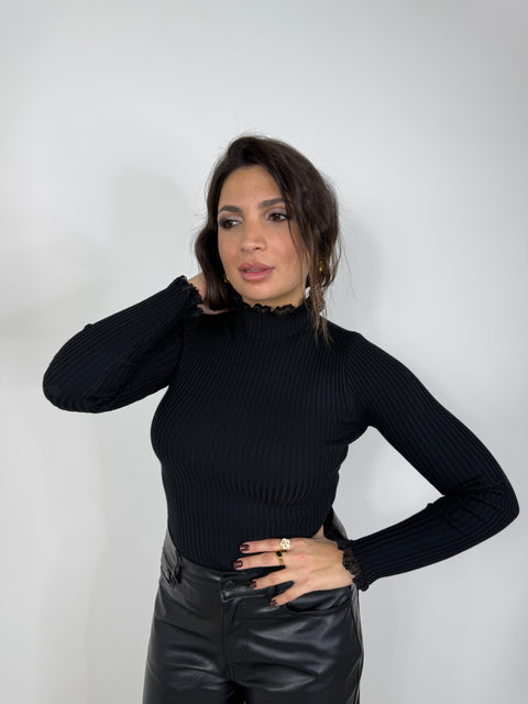 MAGLIA COSTINA CON RICAMI NERA