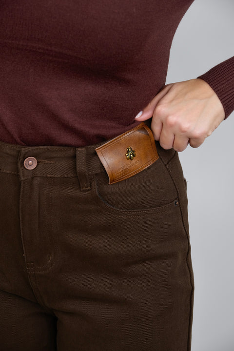 JEANS CON TARGHETTA MARRONE