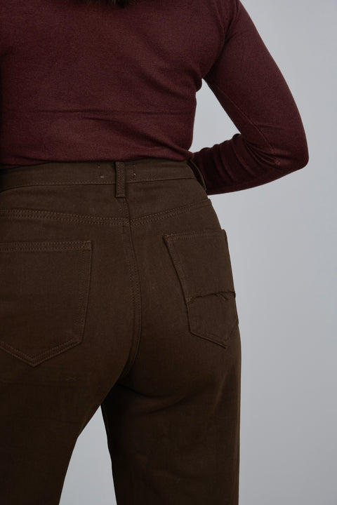 JEANS CON TARGHETTA MARRONE