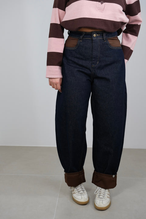 JEANS CON TASCHE E PIEGONE MARRONI