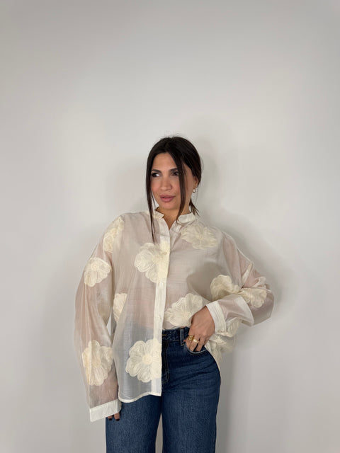 CAMICIA VELATA CON FIORI RICAMATI PANNA