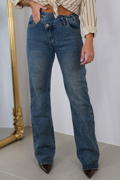 JEANS CON ABBOTTONATURA TRASVERSALE