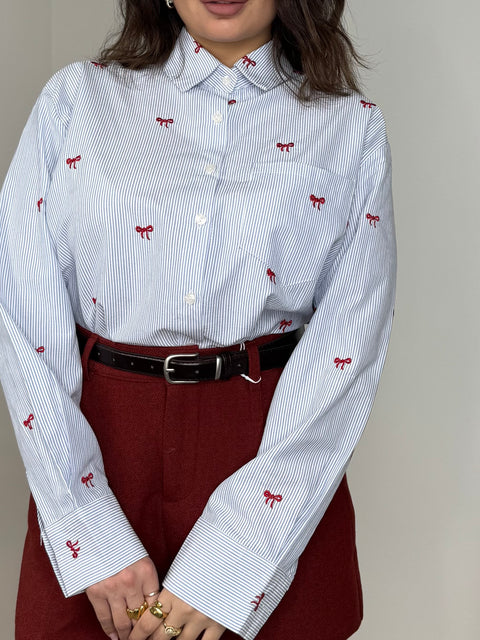 CAMICIA RIGATA CON FIOCCHI RICAMATI