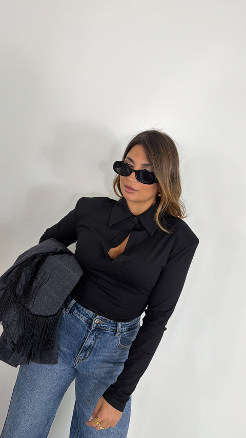 MAGLIA CON SPALLINE SCOLLO FRONTALE