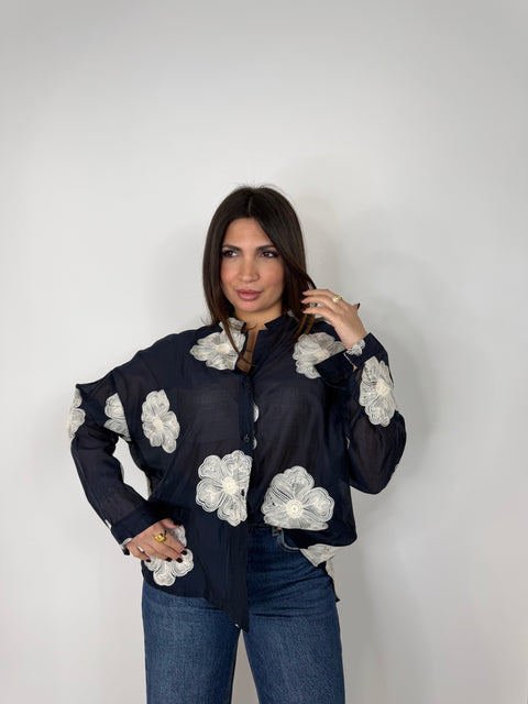 CAMICIA VELATA CON FIORI RICAMATI