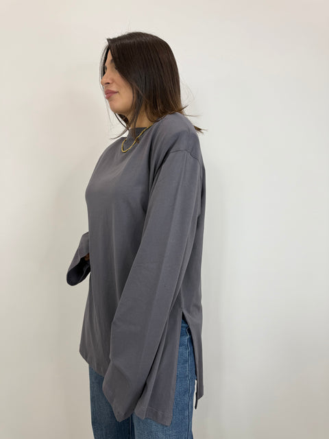 MAGLIA CON SPALLINE E SPACCHETTI GRIGIO SCURO