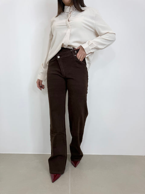 JEANS CON ABBOTTONATURA TRASVERSALE MARRONE