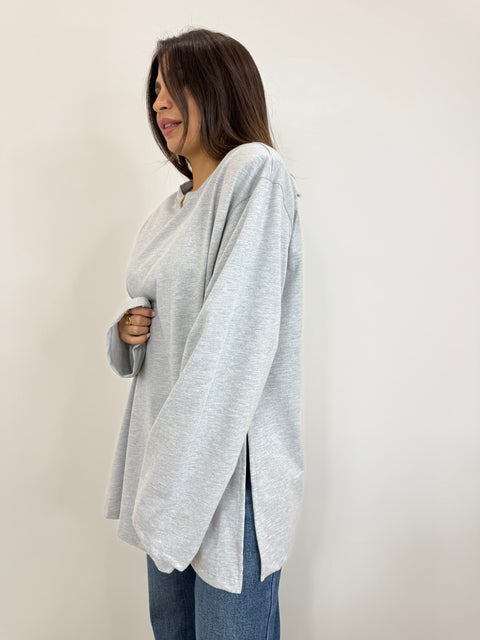 MAGLIA CON SPALLINE E SPACCHETTI GRIGIO CHIARO