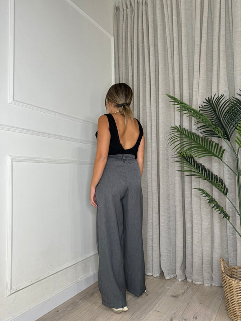 PANTALONE CON PINCES E FUSCIACCA GRIGIO