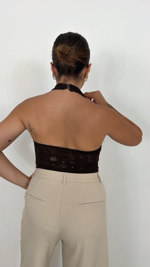 TOP HALTER CON MACRAME MARRONE