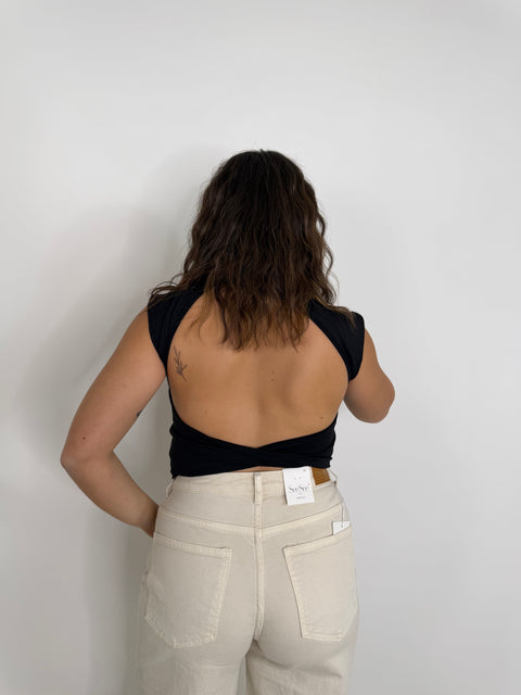 MAGLIA SCOLLO SUL RETRO NERA