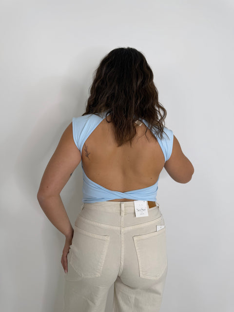 MAGLIA SCOLLO SUL RETRO CELESTE