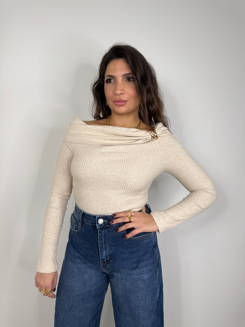 MAGLIA CON SCOLLO A BARCA BEIGE