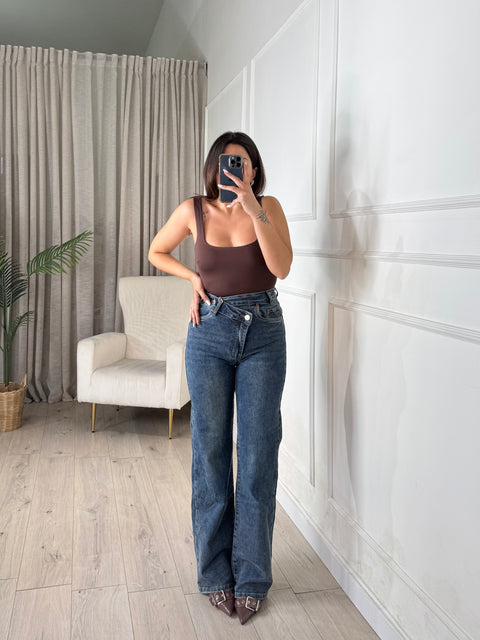 JEANS CON ABBOTTONATURA TRASVERSALE